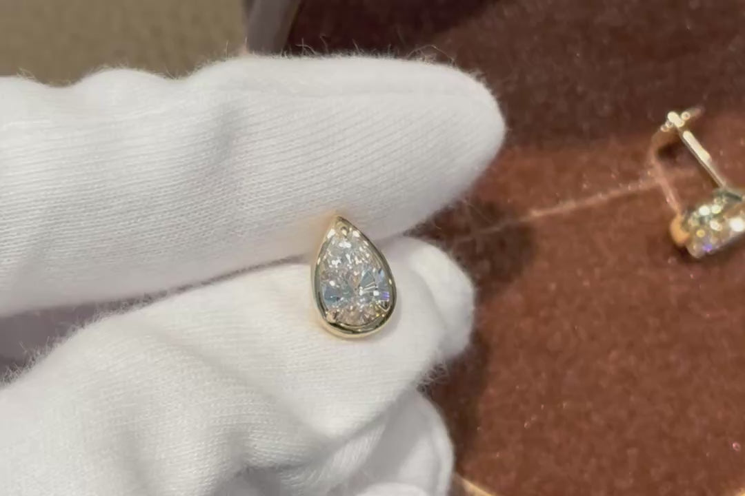 ペアシェイプ ダイヤモンド スタッドピアス